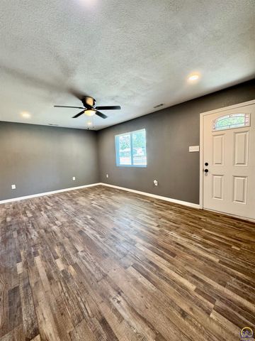3359 SE Irvingham ST, Topeka, KS 66605