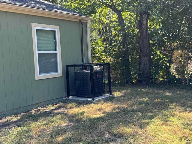 3359 SE Irvingham ST, Topeka, KS 66605