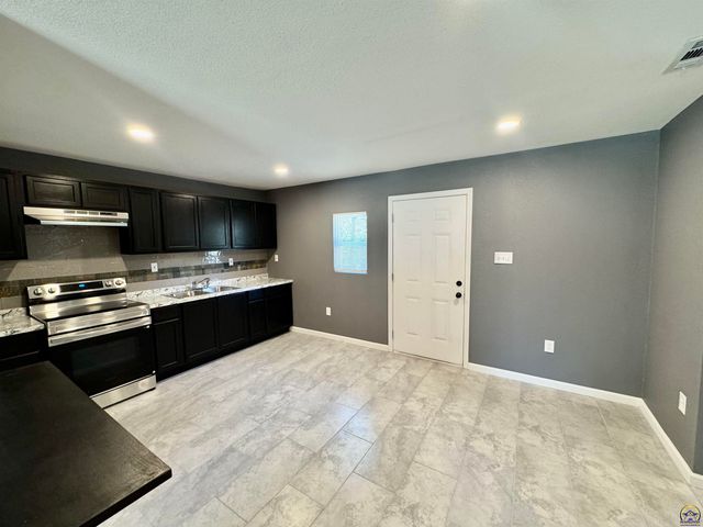 3359 SE Irvingham ST, Topeka, KS 66605