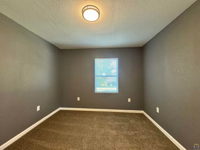 3359 SE Irvingham ST, Topeka, KS 66605