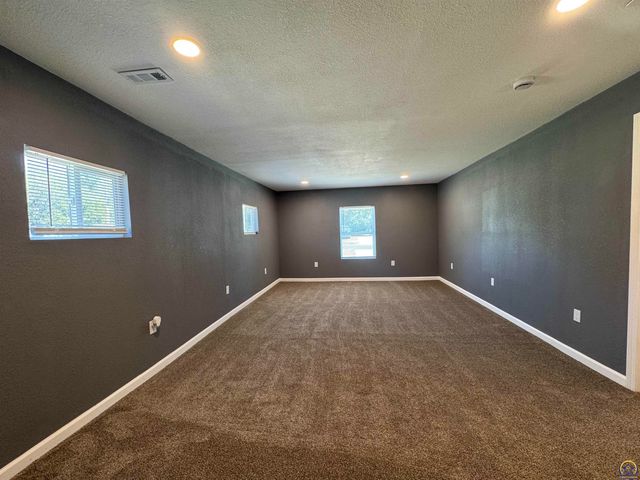 3359 SE Irvingham ST, Topeka, KS 66605
