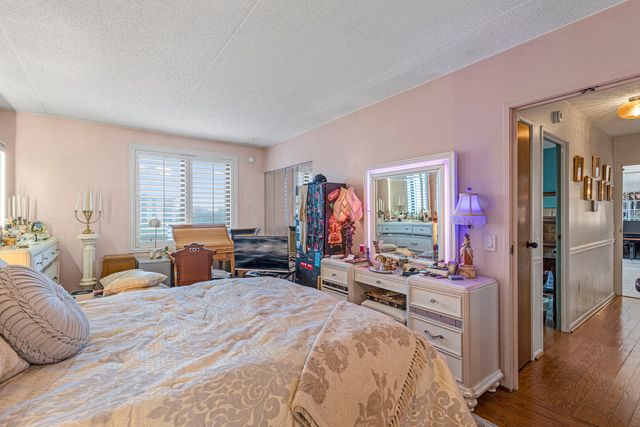 9731 N FOX GLEN Drive 4C, Niles, IL 60714