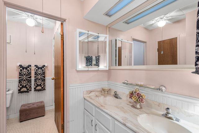 9731 N FOX GLEN Drive 4C, Niles, IL 60714