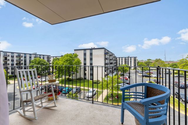 9731 N FOX GLEN Drive 4C, Niles, IL 60714