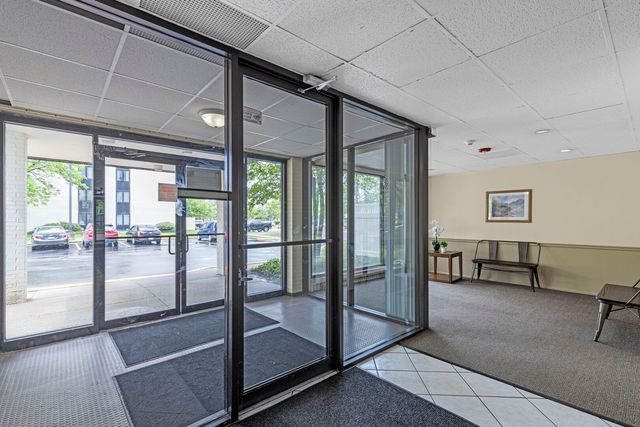 9731 N FOX GLEN Drive 4C, Niles, IL 60714