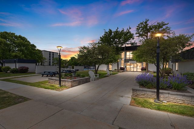 9731 N FOX GLEN Drive 4C, Niles, IL 60714