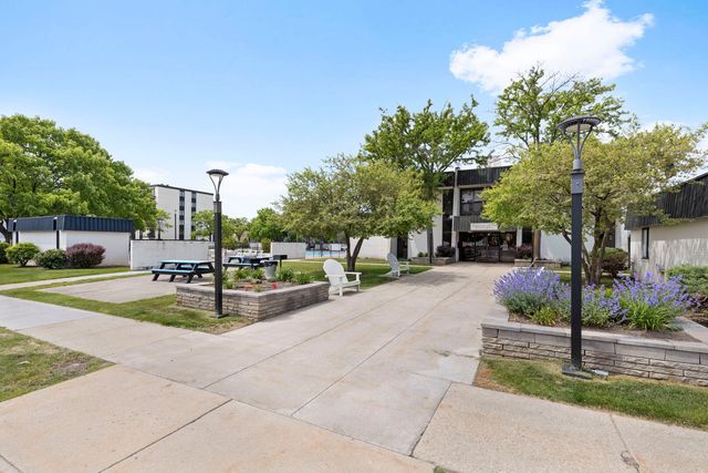 9731 N FOX GLEN Drive 4C, Niles, IL 60714