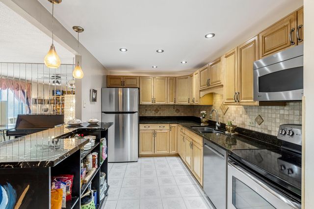 9731 N FOX GLEN Drive 4C, Niles, IL 60714