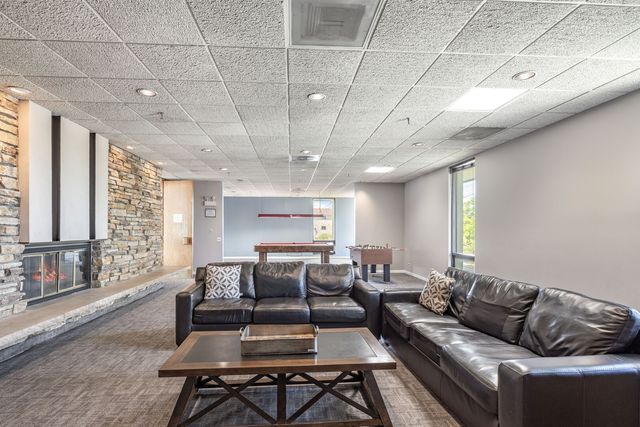 9731 N FOX GLEN Drive 4C, Niles, IL 60714