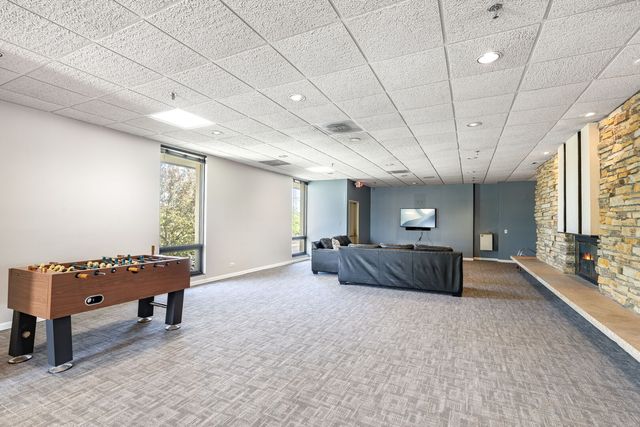 9731 N FOX GLEN Drive 4C, Niles, IL 60714