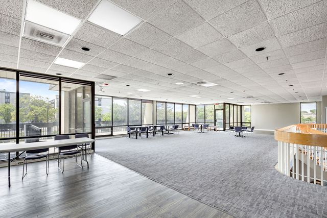 9731 N FOX GLEN Drive 4C, Niles, IL 60714