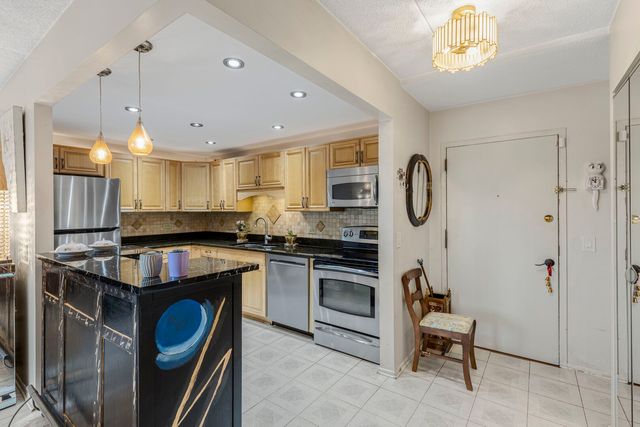 9731 N FOX GLEN Drive 4C, Niles, IL 60714