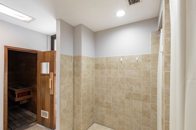 9731 N FOX GLEN Drive 4C, Niles, IL 60714