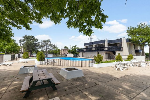 9731 N FOX GLEN Drive 4C, Niles, IL 60714