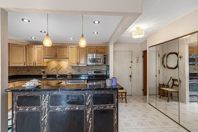 9731 N FOX GLEN Drive 4C, Niles, IL 60714