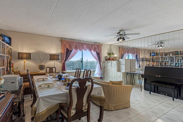 9731 N FOX GLEN Drive 4C, Niles, IL 60714