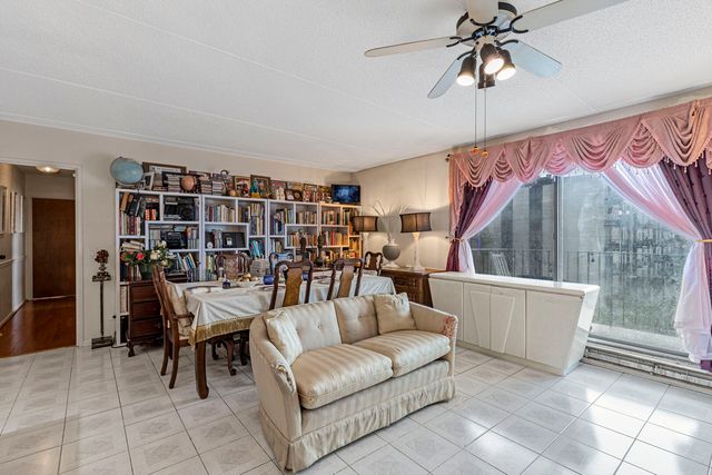 9731 N FOX GLEN Drive 4C, Niles, IL 60714