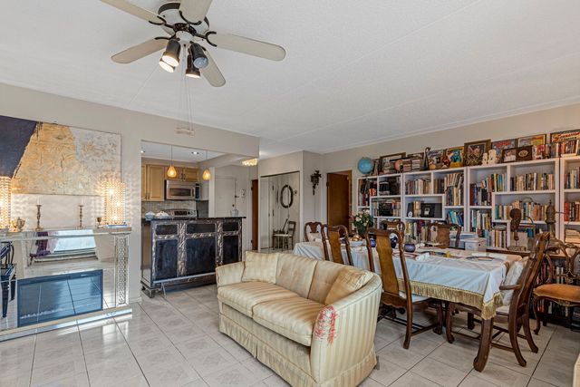 9731 N FOX GLEN Drive 4C, Niles, IL 60714