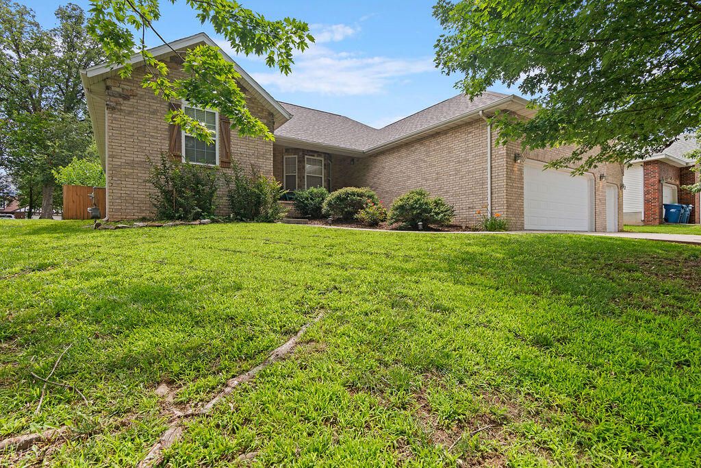 3296 N Eakins Avenue, Springfield, MO 65803