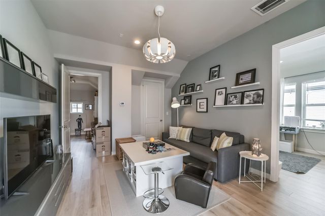 5715 Arabelle Lake Street, Houston, TX 77007