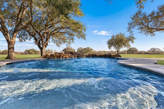 3128 Old St Marys Rd, Beeville, TX 78102