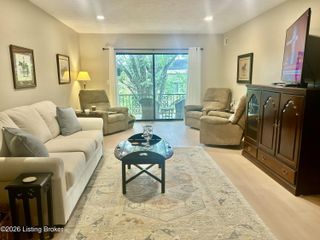 5800 Coach Gate Wynde APT 308, Louisville, KY 40207