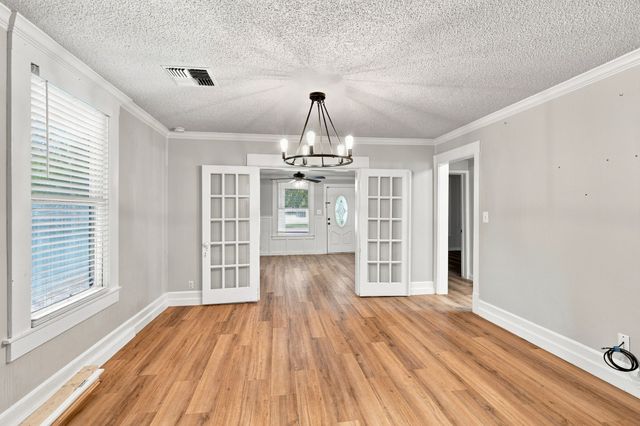203 N Pendell Avenue, Cleburne, TX 76033