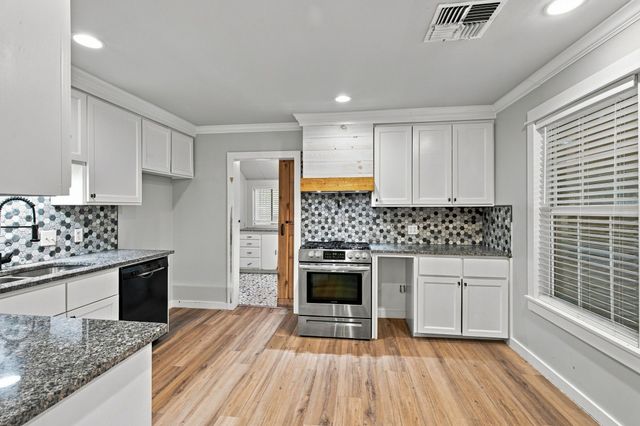 203 N Pendell Avenue, Cleburne, TX 76033