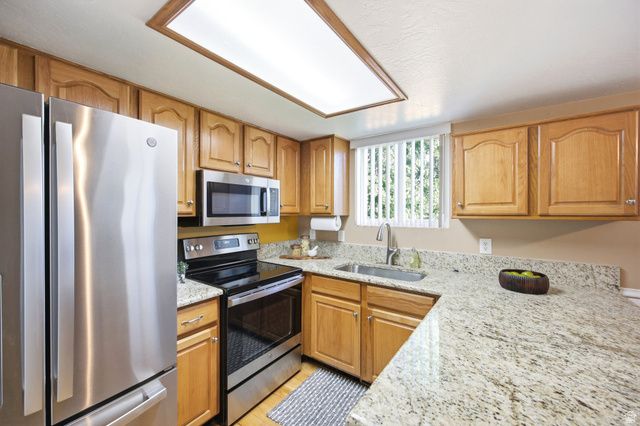 734 E SANDY DUNES DR, Sandy, UT 84094