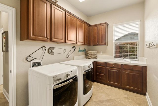 9388 Secretariat Ln, Elk Grove, CA 95624