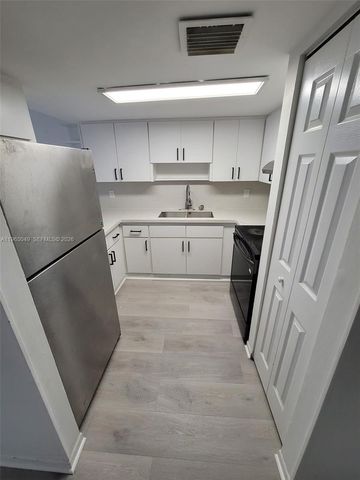 1624 NE 151st St 1624, Miami, FL 33162