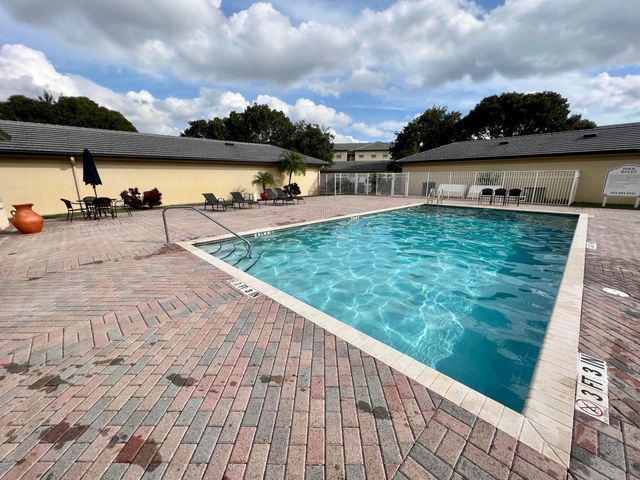 2040 Greenview Shores Boulevard 214, Wellington, FL 33414