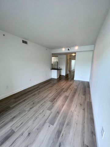 2040 Greenview Shores Boulevard 214, Wellington, FL 33414