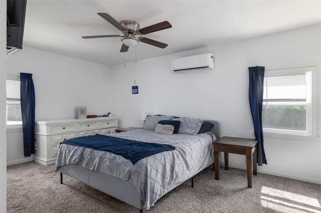 2 NE Vine Street, Lee's Summit, MO 64063