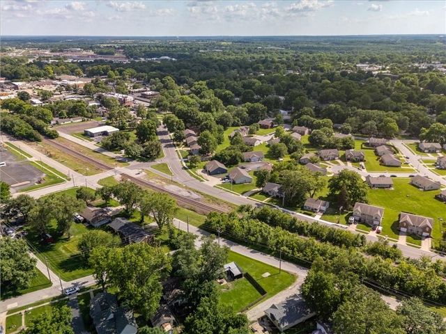 2 NE Vine Street, Lee's Summit, MO 64063