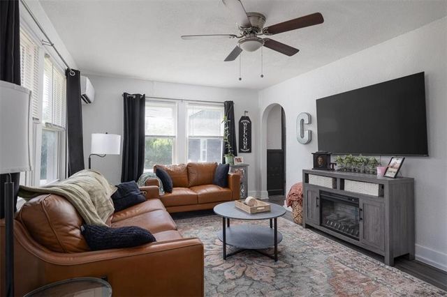 2 NE Vine Street, Lee's Summit, MO 64063