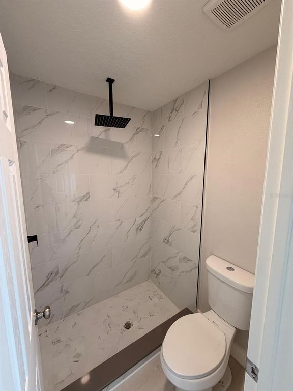 Image 25 of property listing at 12216 FLORIDA WOODS LANE, Orlando, FL 32824