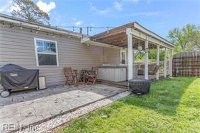 2402 Sunset DR, Chesapeake, VA 23323