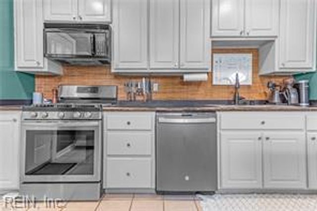 2402 Sunset DR, Chesapeake, VA 23323