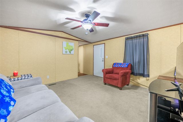 3940 Davis Road, Muldoon, TX 78949