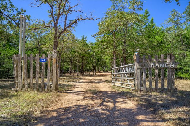 3940 Davis Road, Muldoon, TX 78949