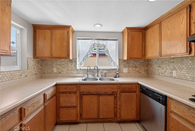 1039 W Avenue J6, Lancaster, CA 93534