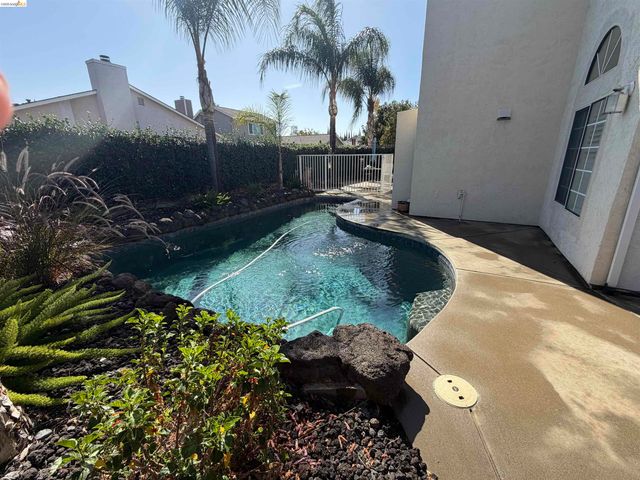 1695 Ponderosa Dr, Oakley, CA 94561