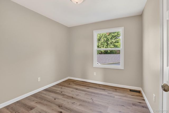 1215 N Oak Road, Davison Township, MI 48423