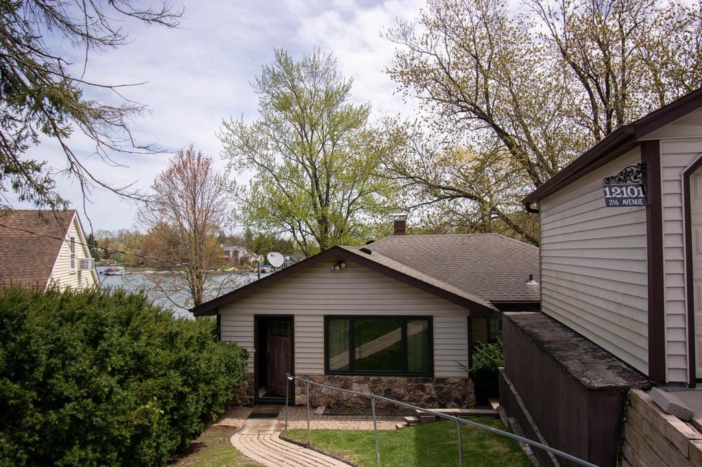 12101 216th AVENUE, Bristol, WI 53104