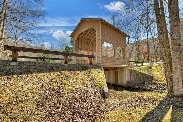 122 Dj Lane, Ellijay, GA 30540