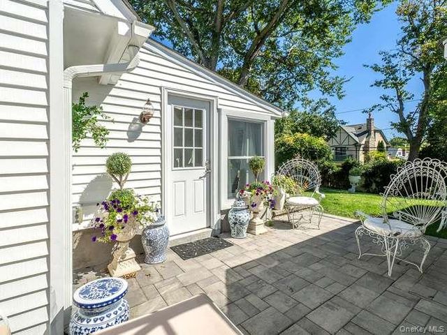 9 Robert Road, Glen Cove, NY 11542