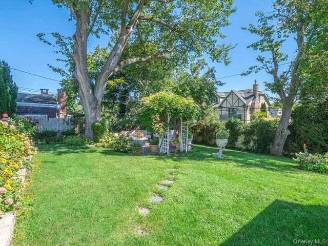 9 Robert Road, Glen Cove, NY 11542