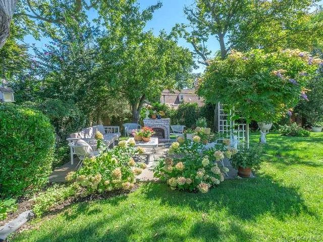 9 Robert Road, Glen Cove, NY 11542
