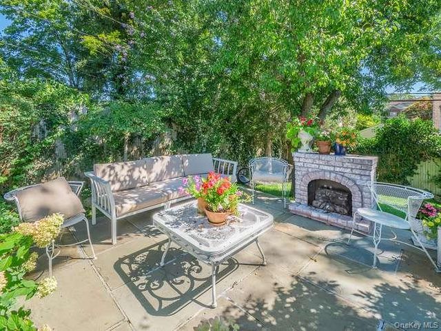 9 Robert Road, Glen Cove, NY 11542